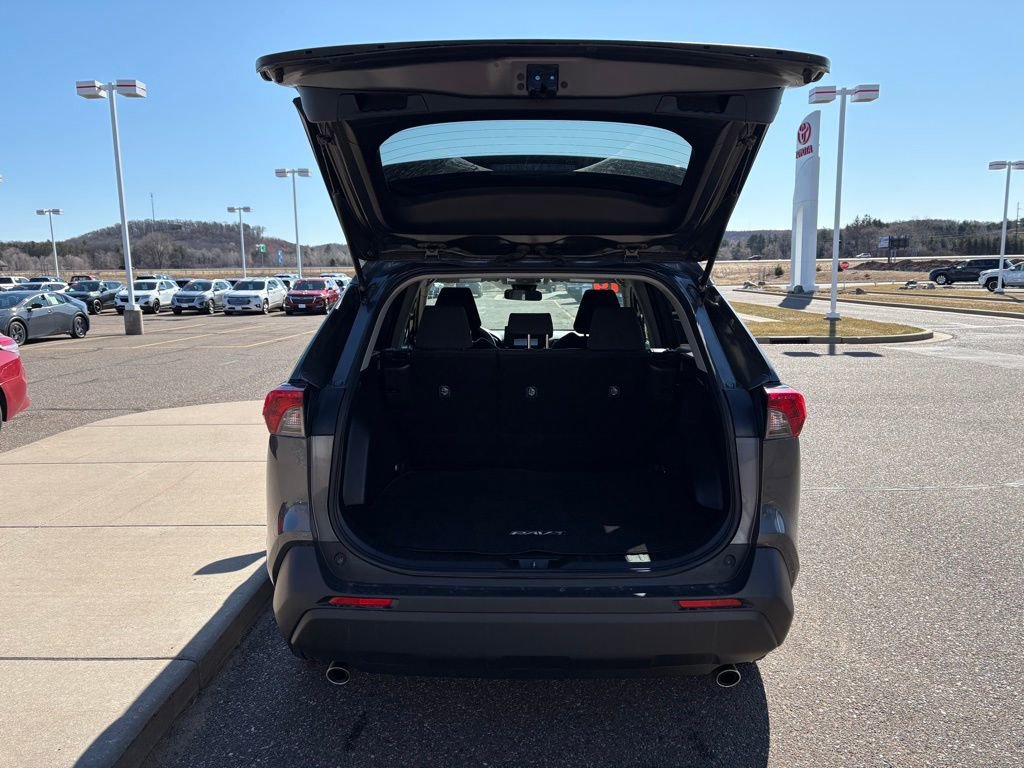 Used 2019 Toyota RAV4 LE w/ Carpet Mat Package image 4