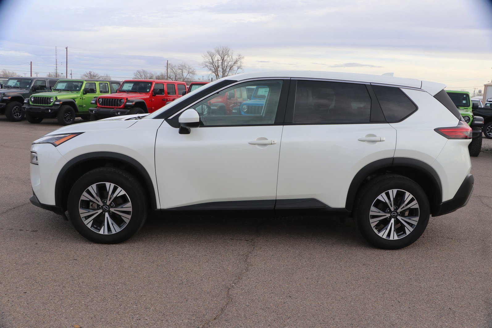 Used 2023 Nissan Rogue SV image 4