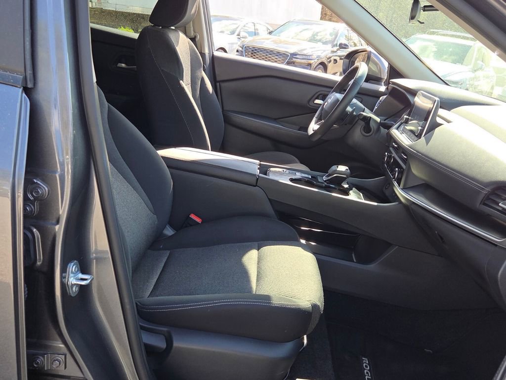 Used 2025 Nissan Rogue SV image 15