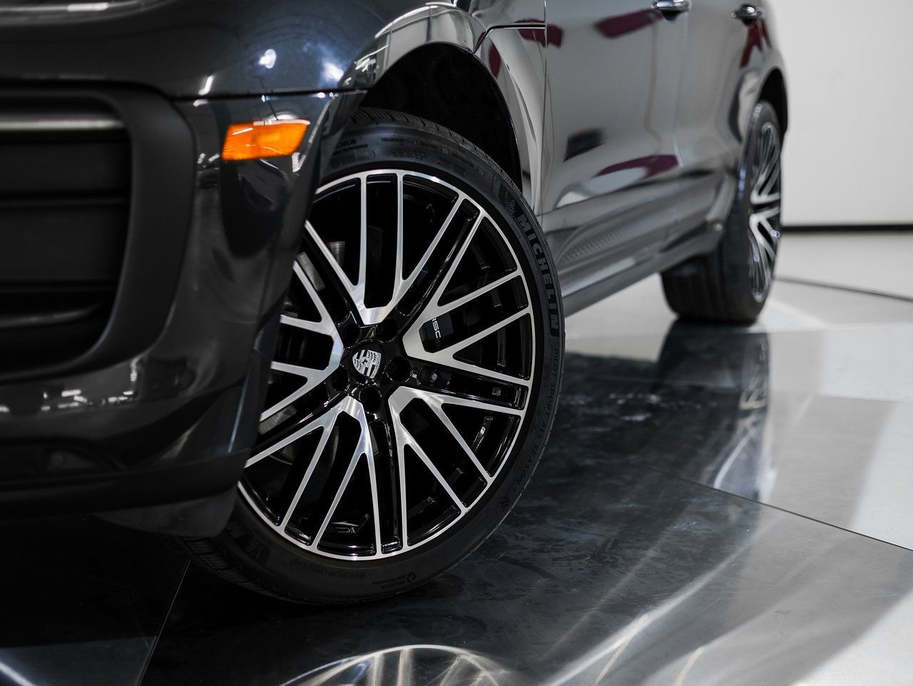 Certified 2025 Porsche Macan AWD/4WD image 12