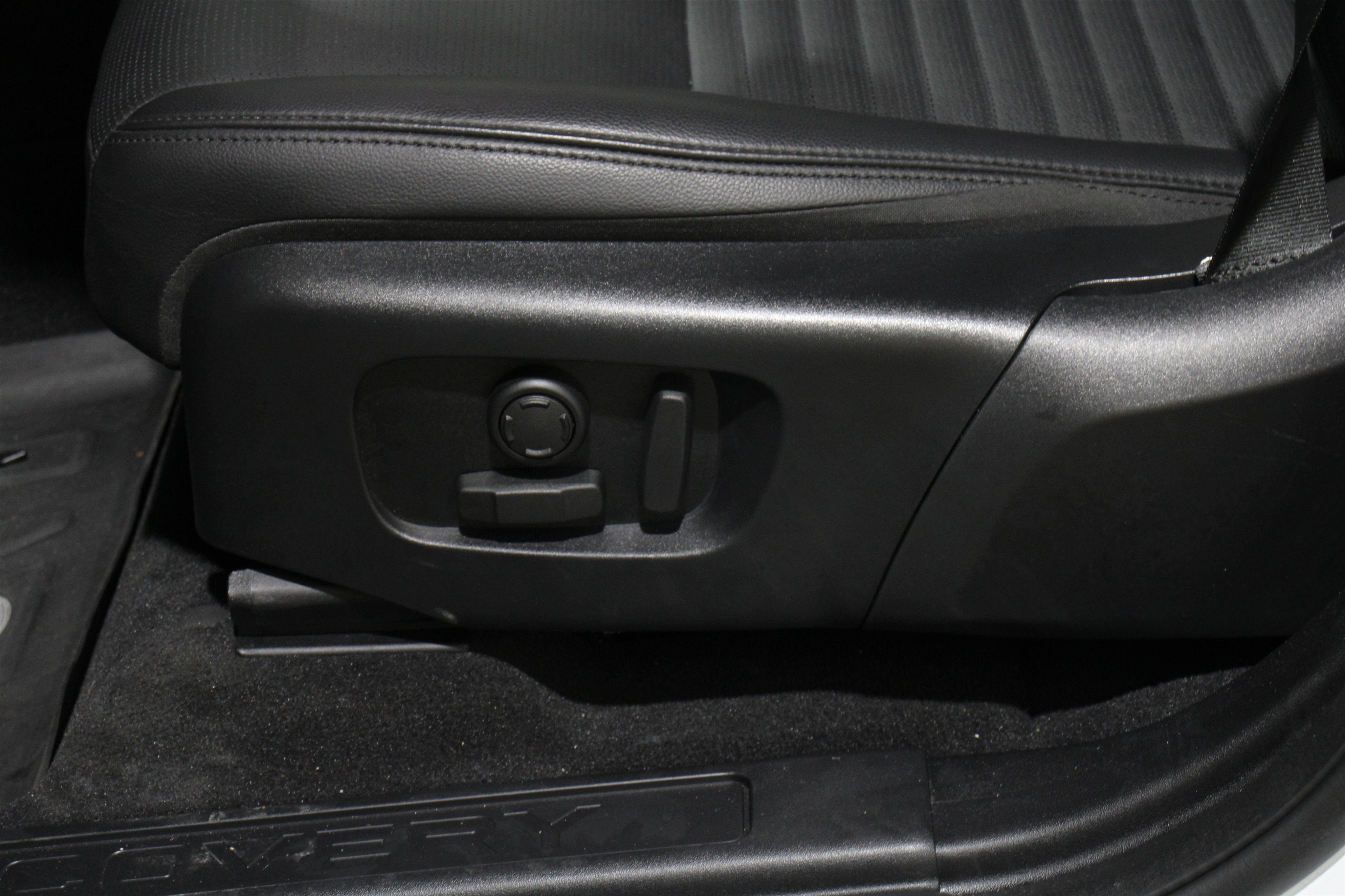 Used 2024 Land Rover Discovery Sport S image 4