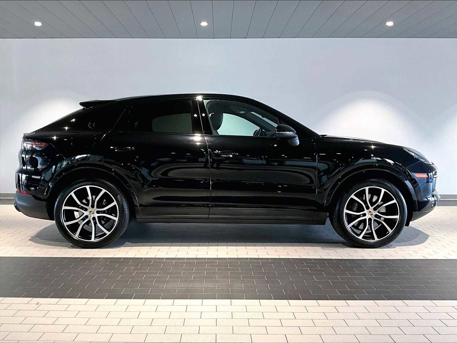 Used 2023 Porsche Cayenne Platinum Edition image 11