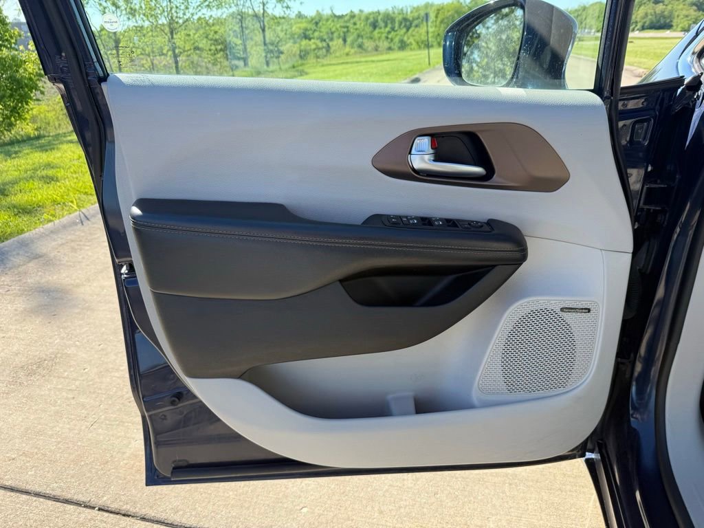 Used 2019 Chrysler Pacifica Touring-L Plus w/ Advanced Safetytec Group FWD image 23