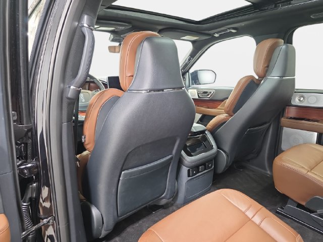 Certified 2024 Lincoln Navigator Reserve AWD/4WD image 10