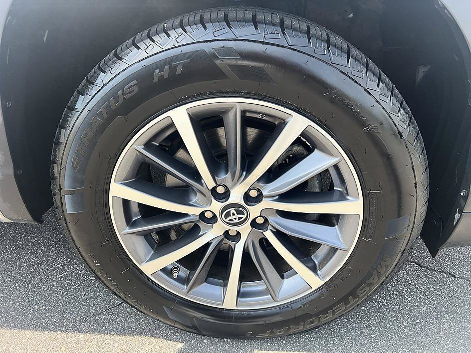 Used 2018 Toyota Highlander XLE FWD image 12