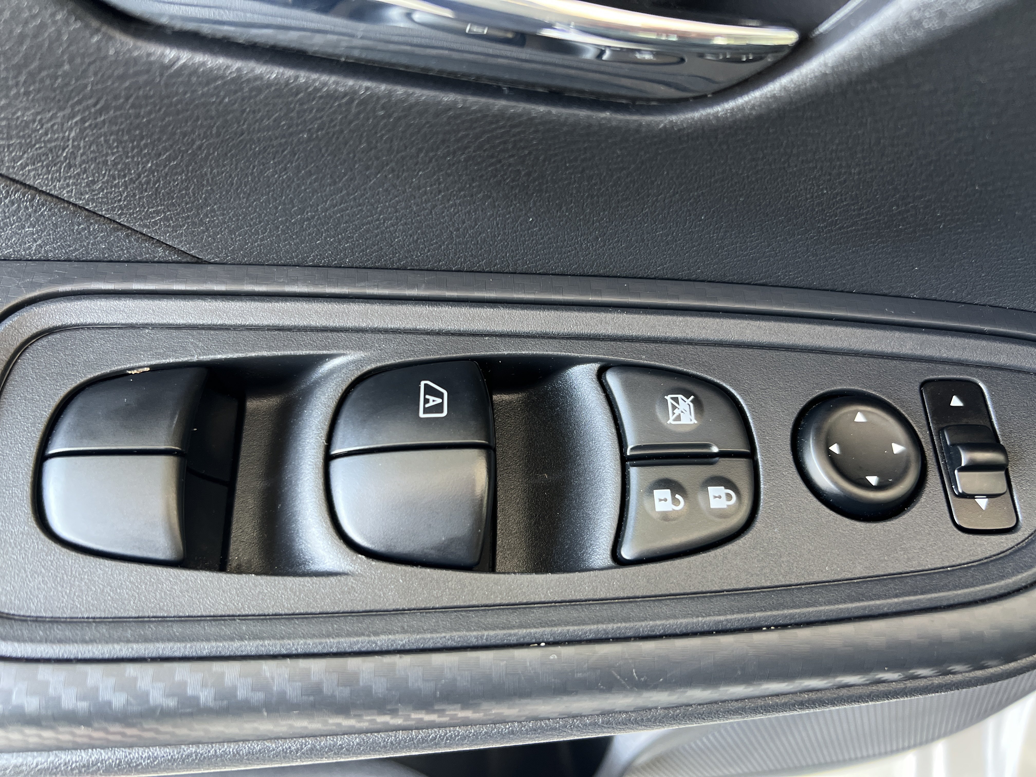 Used 2025 Nissan Versa SV FWD image 16