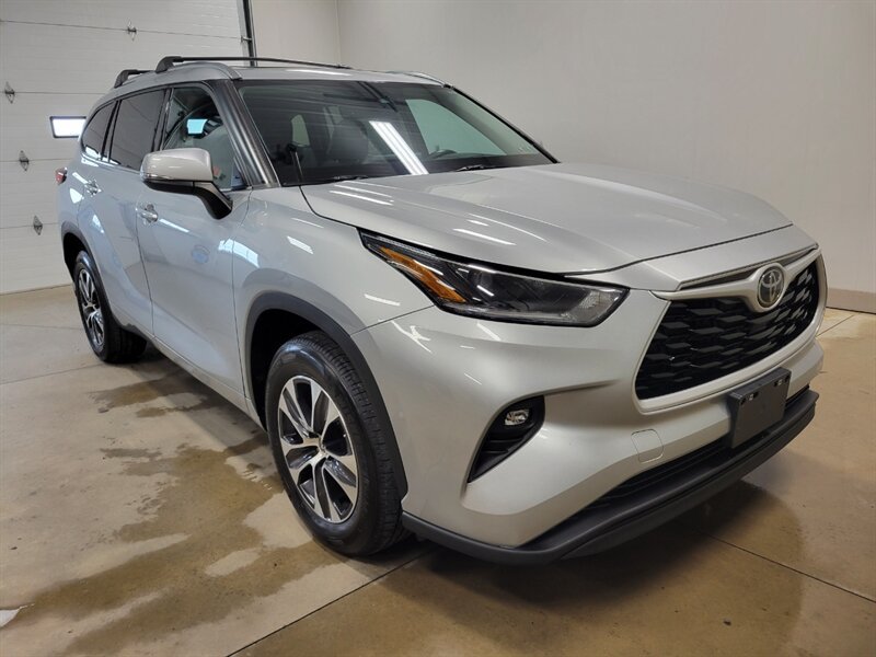 Used 2021 Toyota Highlander XLE AWD/4WD image 13