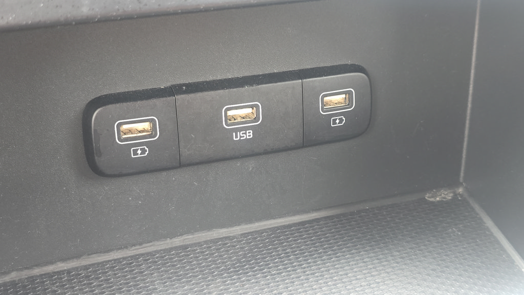 Used 2023 Kia Carnival LX FWD image 28