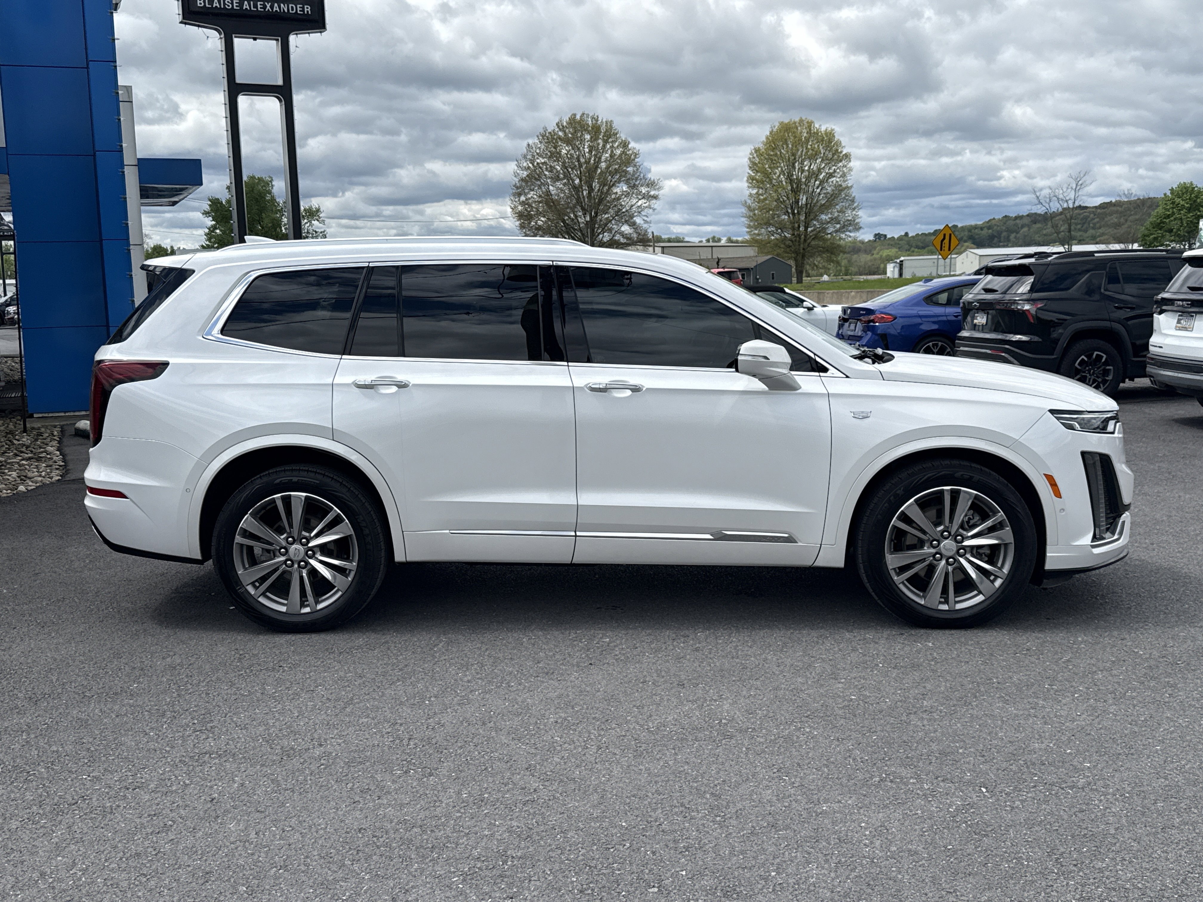 Used 2022 Cadillac XT6 Premium Luxury w/ Platinum Package AWD/4WD image 2