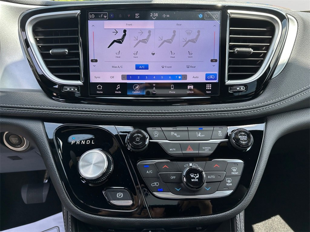 New 2026 Chrysler Pacifica Limited w/ Uconnect Theater Family Group image 22