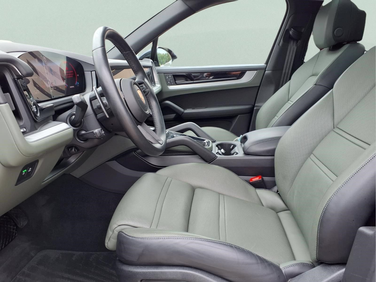 Used 2024 Porsche Cayenne AWD/4WD image 10