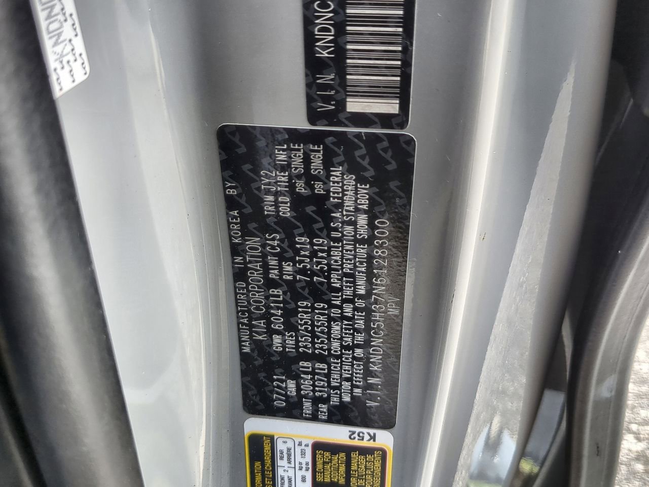 Used 2022 Kia Carnival EX image 32