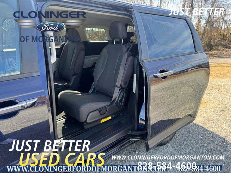 Used 2023 Kia Carnival LX image 12