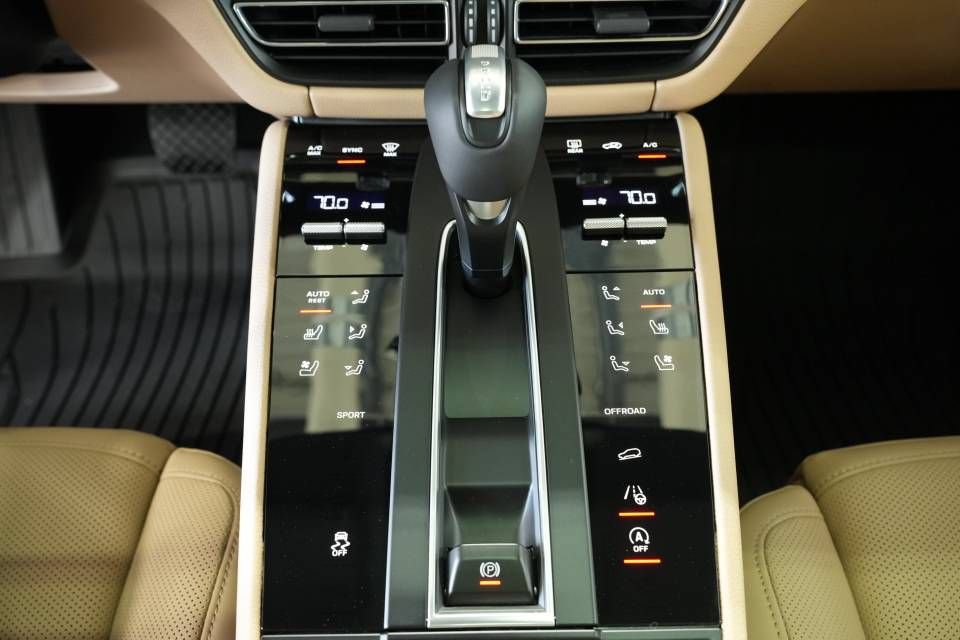 Certified 2025 Porsche Macan AWD/4WD image 23