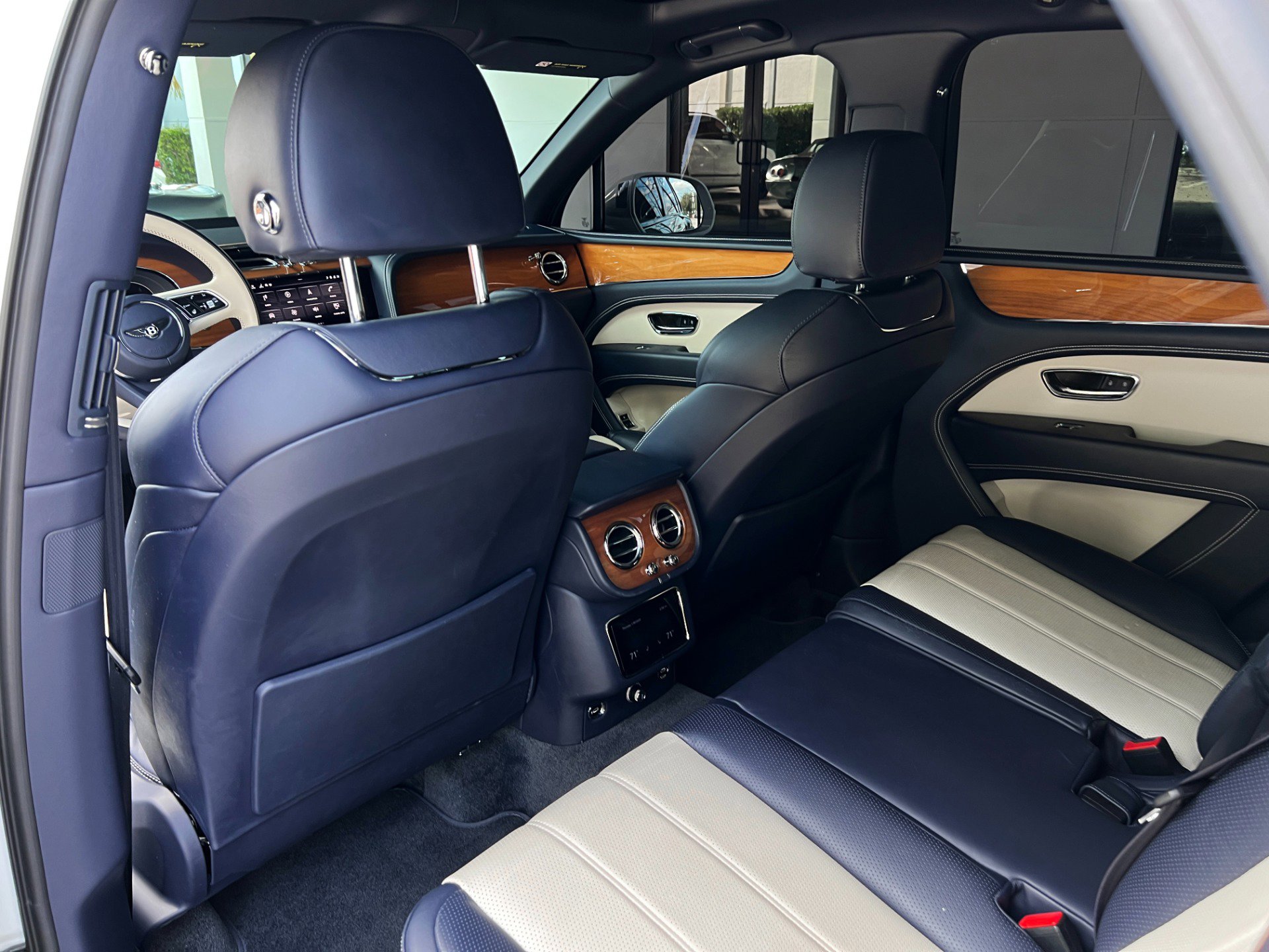 Used 2021 Bentley Bentayga image 28