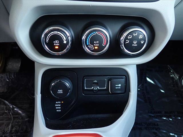 Used 2015 Jeep Renegade Latitude AWD/4WD image 18