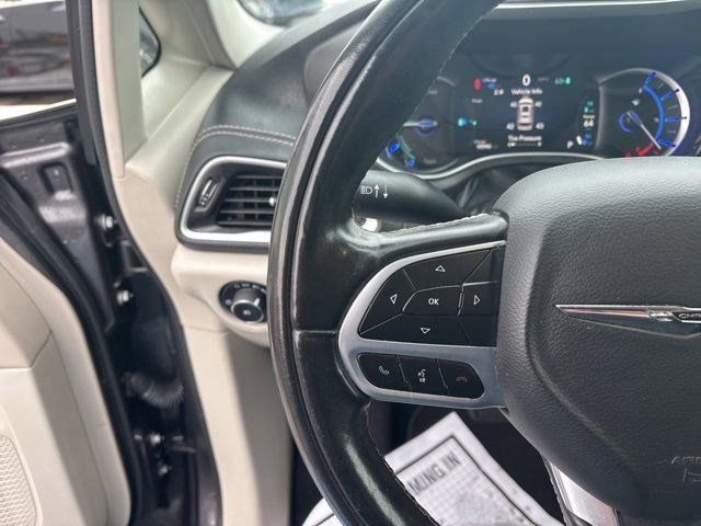 Used 2022 Chrysler Pacifica Touring-L w/ Uconnect Theater Family Group image 17