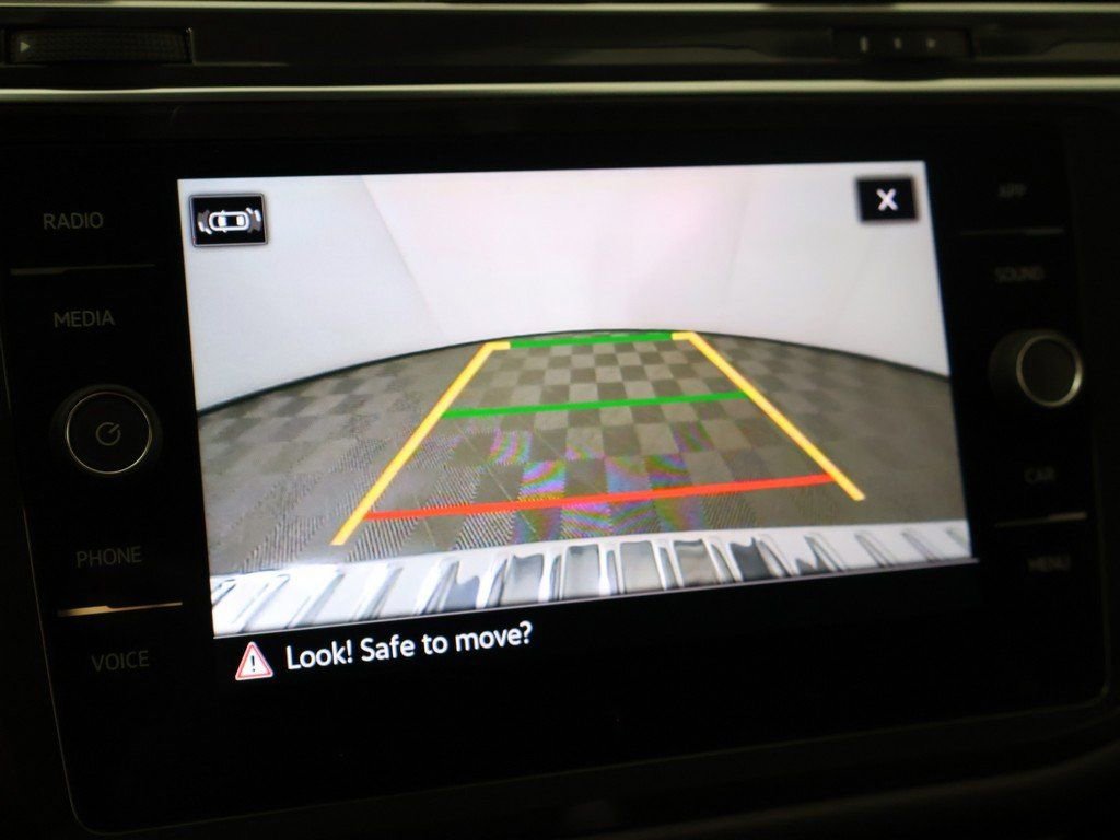 Used 2022 Volkswagen Tiguan SE w/ Panoramic Sunroof Package image 48
