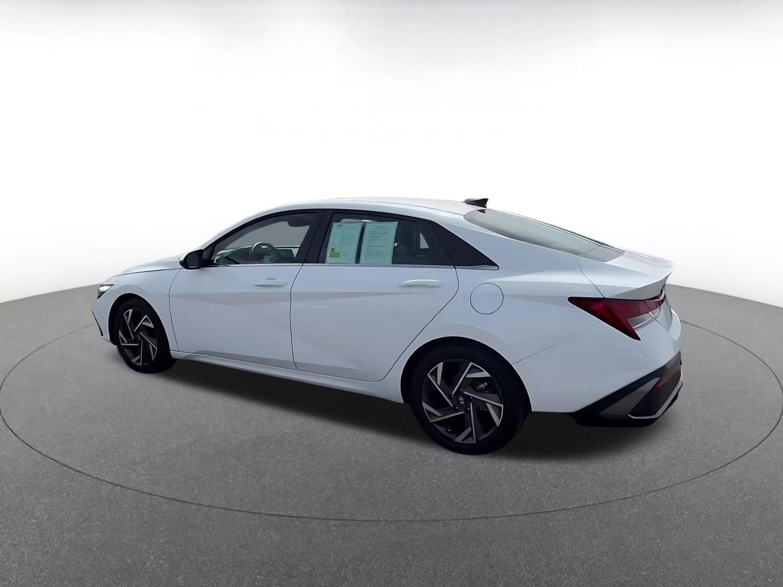 Used 2025 Hyundai Elantra Limited FWD image 10