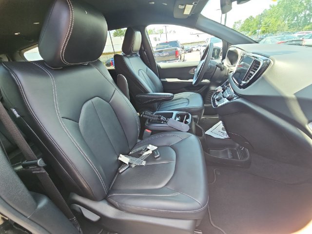 Used 2025 Chrysler Pacifica Select FWD image 30