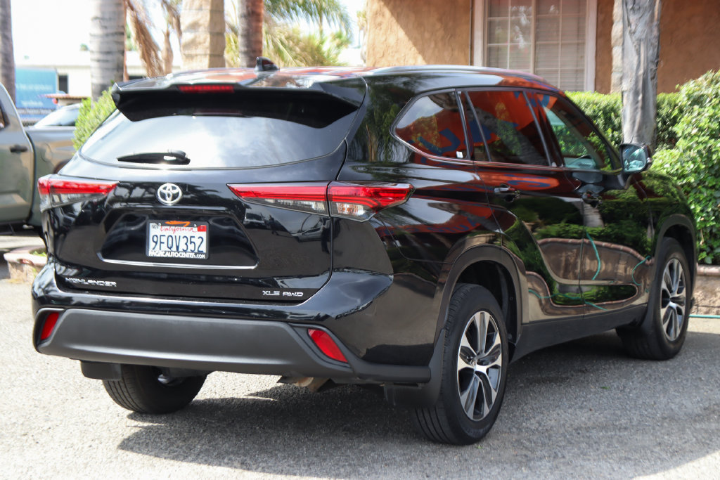 Used 2021 Toyota Highlander XLE AWD/4WD image 11