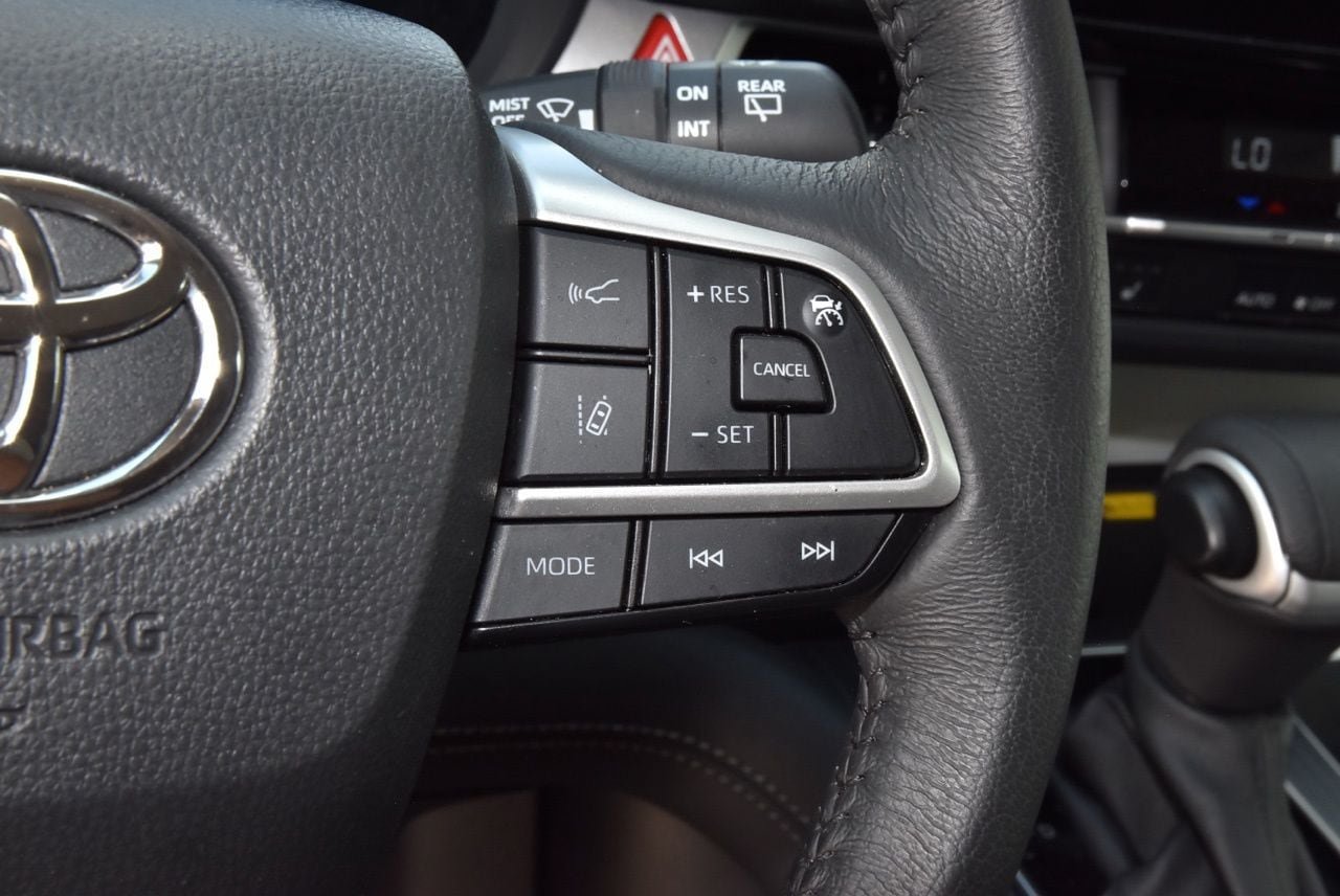 Used 2025 Toyota Sienna XLE FWD image 26