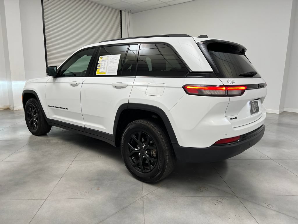 Used 2025 Jeep Grand Cherokee Altitude AWD/4WD image 6