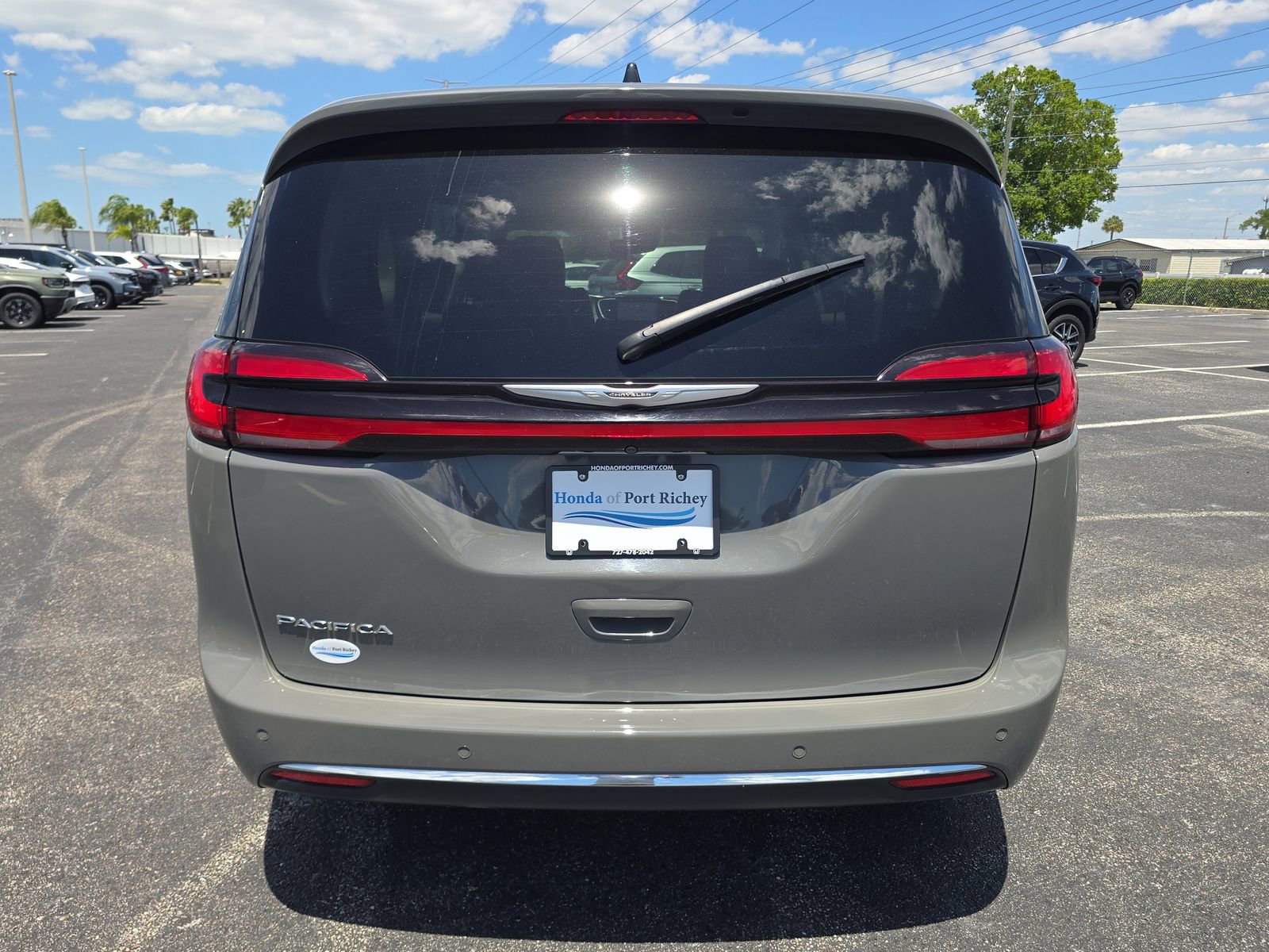 Used 2023 Chrysler Pacifica Touring-L FWD image 5