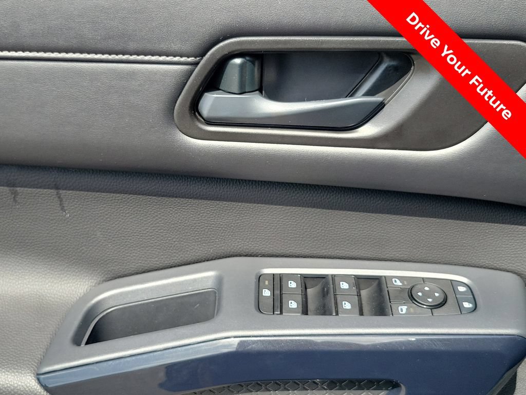 Certified 2025 Nissan Pathfinder SV FWD image 15