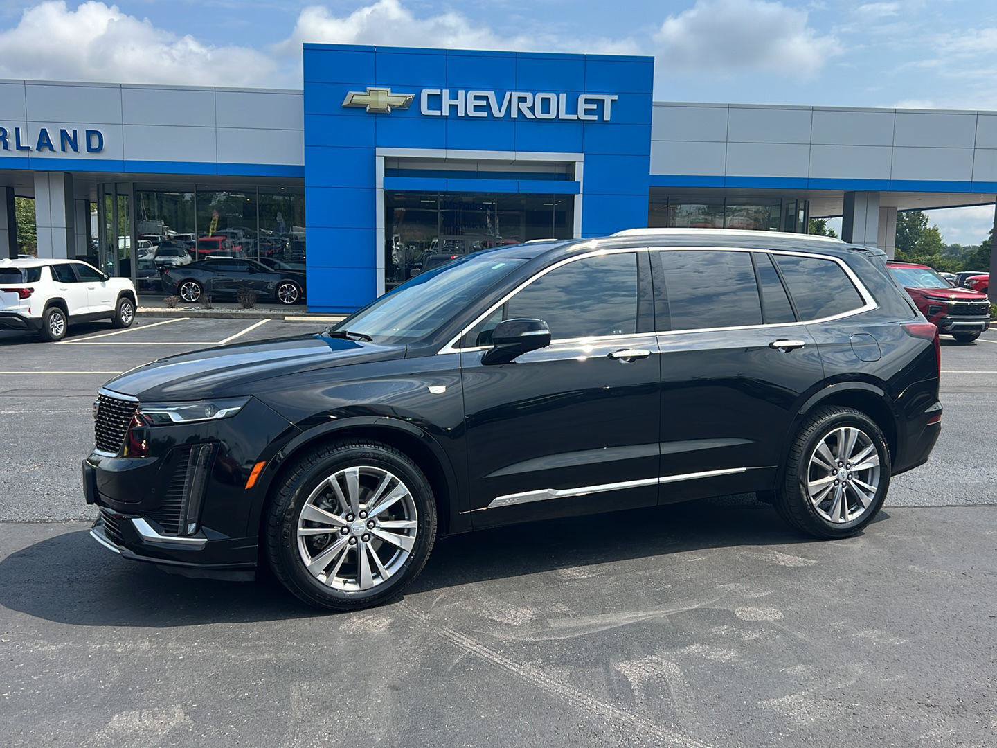 Used 2024 Cadillac XT6 Premium Luxury AWD/4WD image 2
