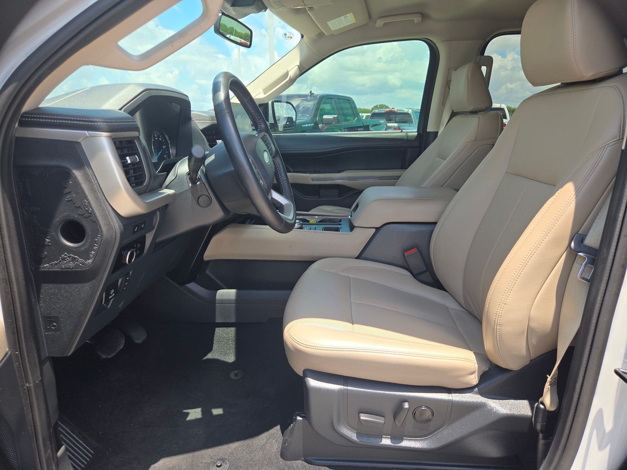 Used 2024 Ford Expedition XLT RWD image 9