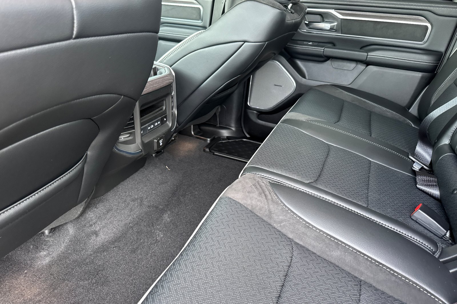 New 2026 RAM 1500 Laramie AWD/4WD image 11