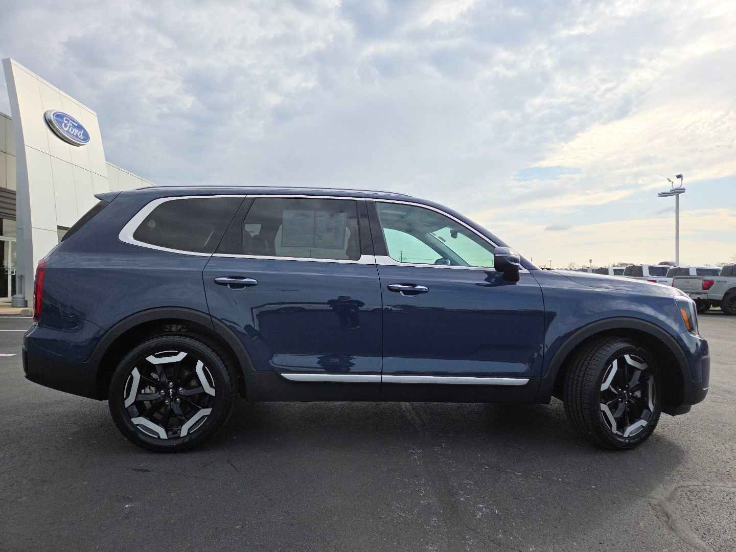 Used 2025 Kia Telluride S image 17