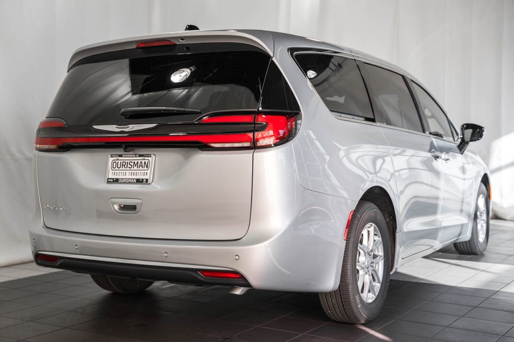 New 2026 Chrysler Pacifica Select image 3