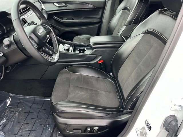 Used 2024 Jeep Grand Cherokee Altitude image 13