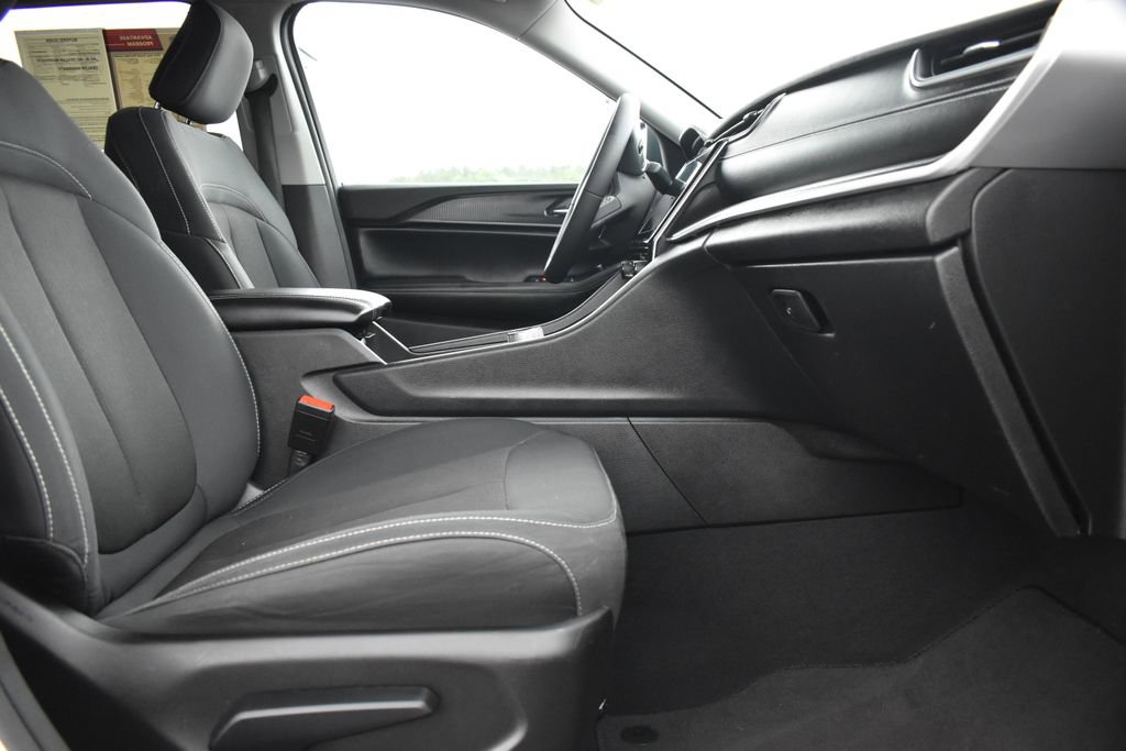 Used 2024 Jeep Grand Cherokee Laredo RWD image 5