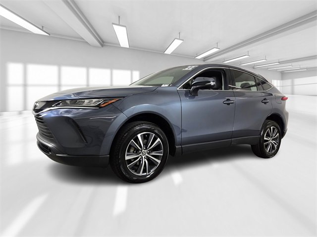 Used 2022 Toyota Venza LE image 2