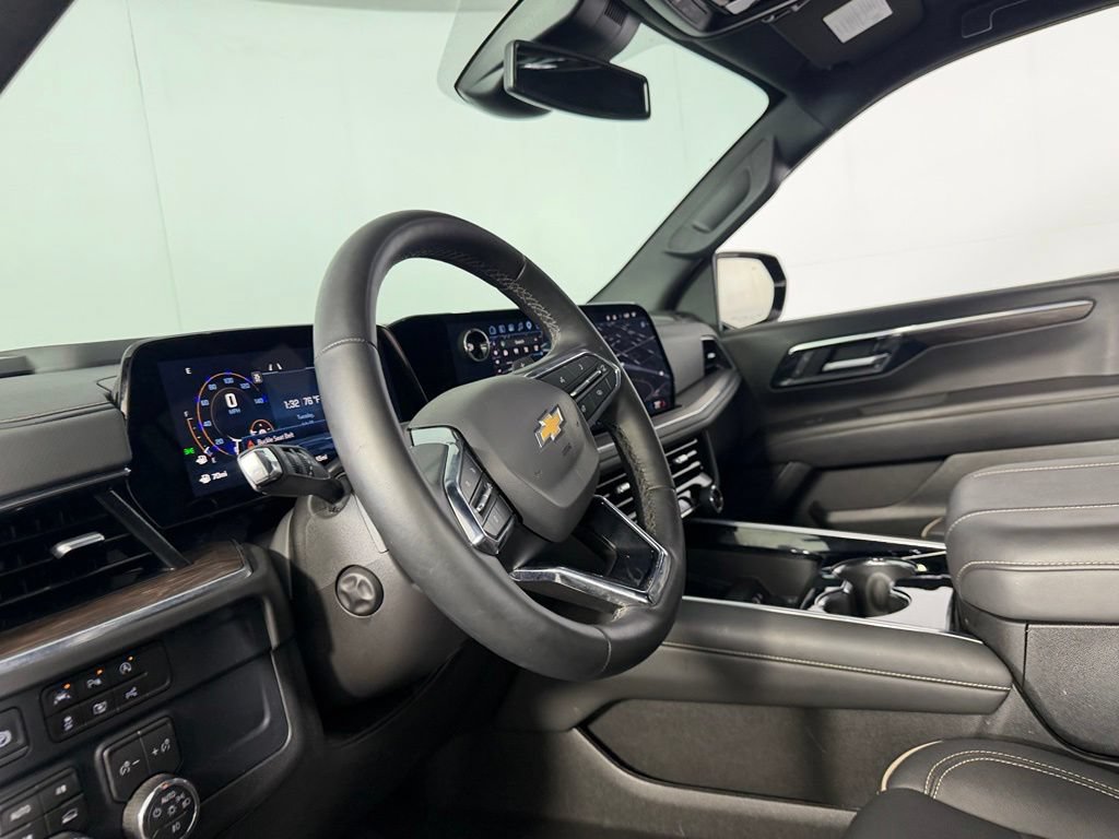 Used 2026 Chevrolet Suburban Premier AWD/4WD image 21