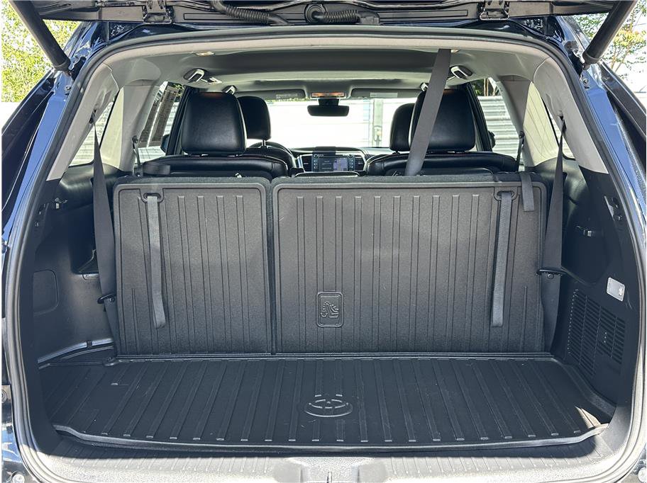 Used 2019 Toyota Highlander SE w/ Nightshade Edition AWD/4WD image 30