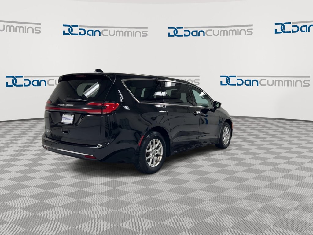 Used 2025 Chrysler Pacifica Select FWD image 8