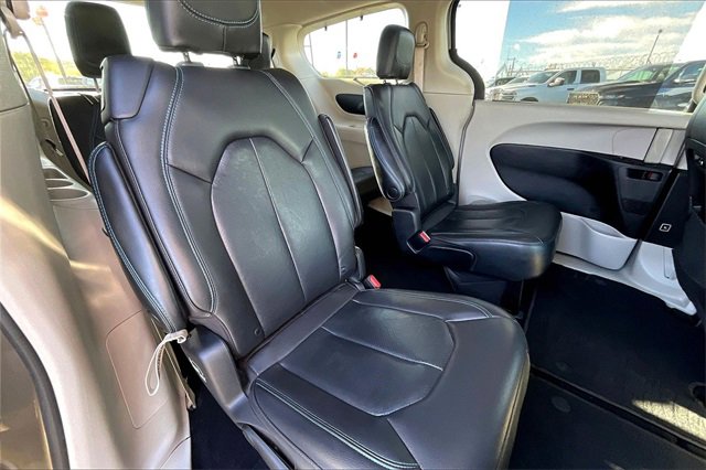 Used 2021 Chrysler Pacifica Touring-L image 28