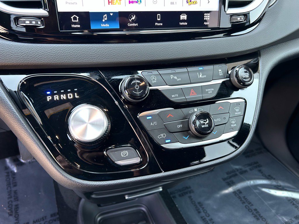 New 2025 Chrysler Voyager LX image 21