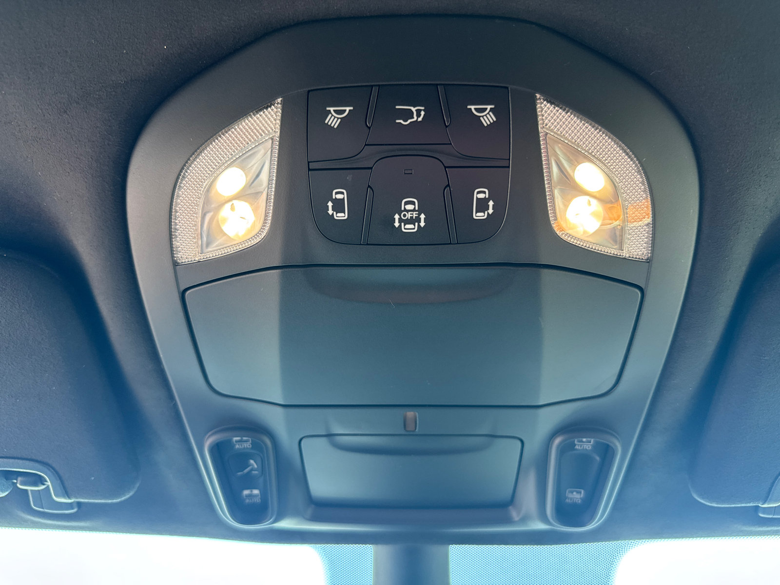 Used 2024 Chrysler Pacifica Pinnacle FWD image 12
