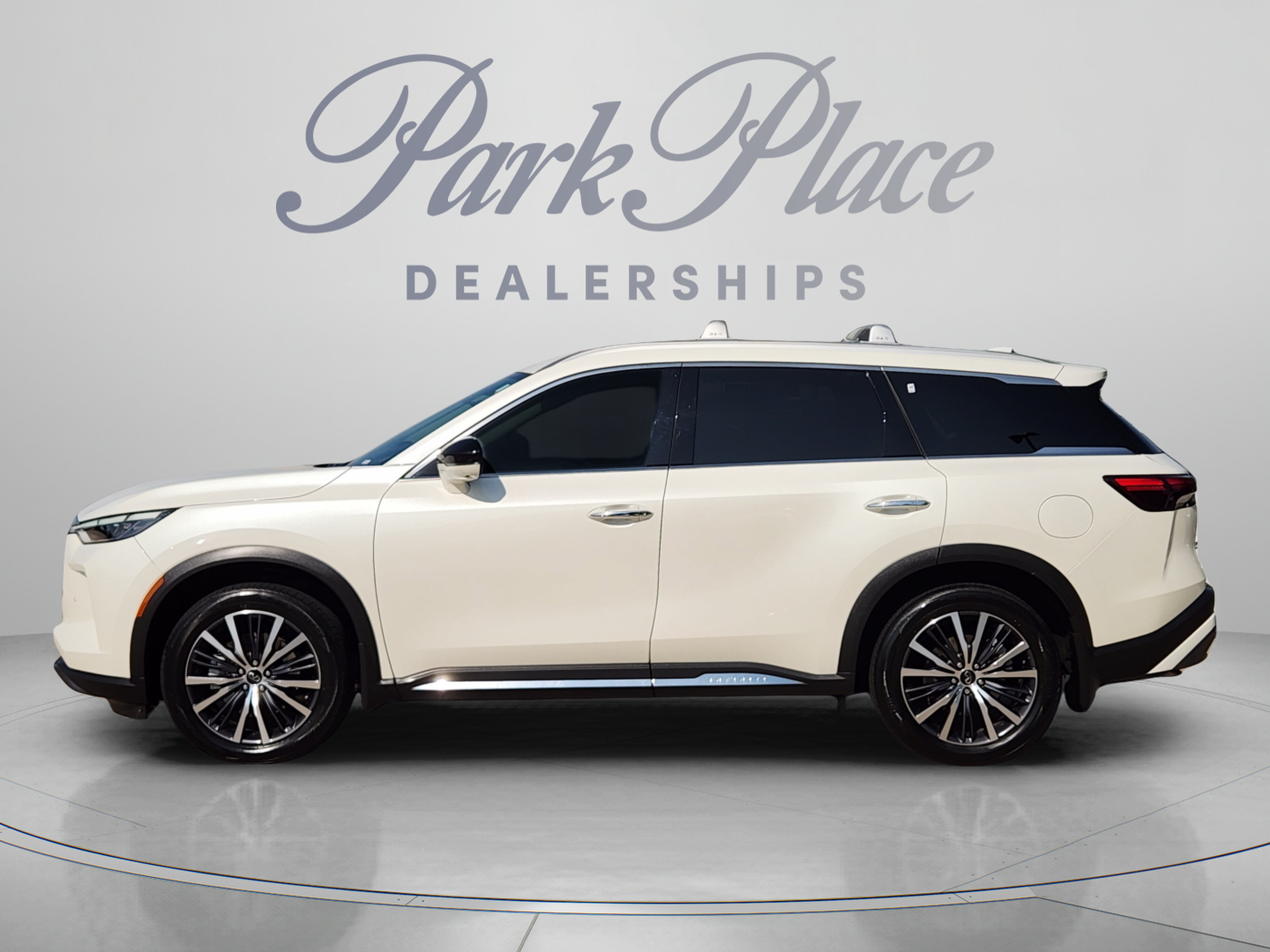 Used 2025 INFINITI QX60 Sensory w/ Vision Package AWD/4WD image 2
