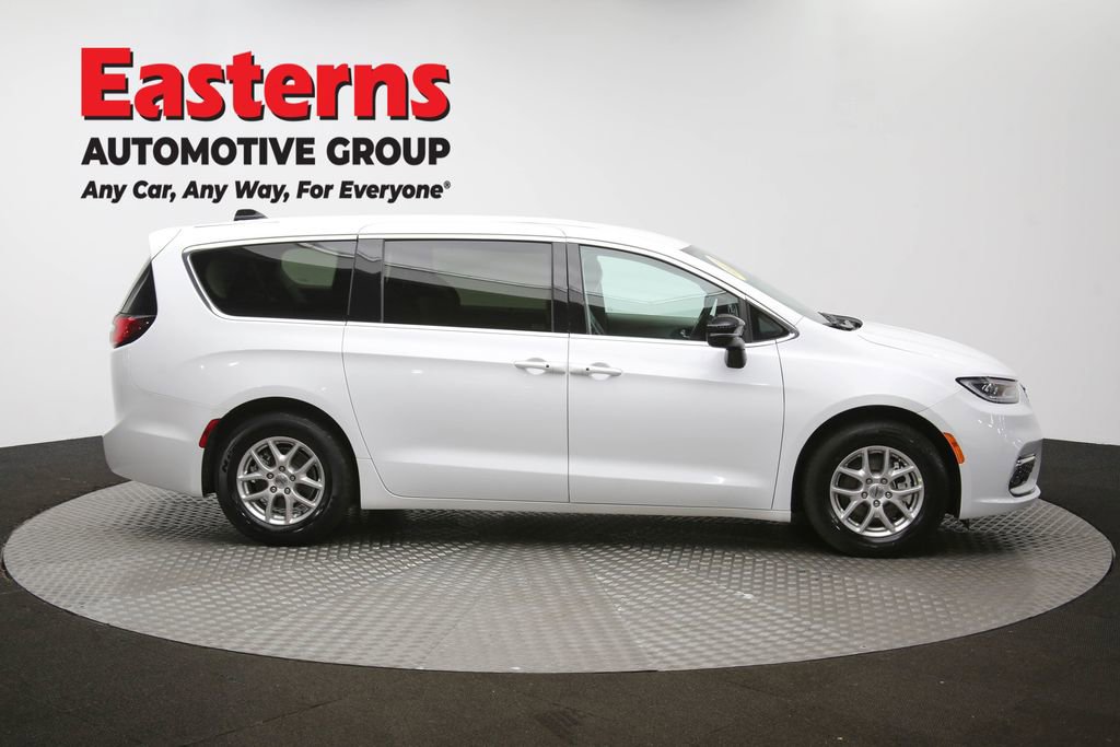 Used 2024 Chrysler Pacifica Touring-L image 44