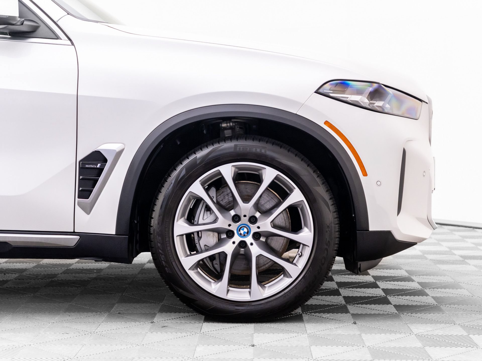 Used 2024 BMW X5 xDrive50e w/ Parking Assistance Package AWD/4WD image 38