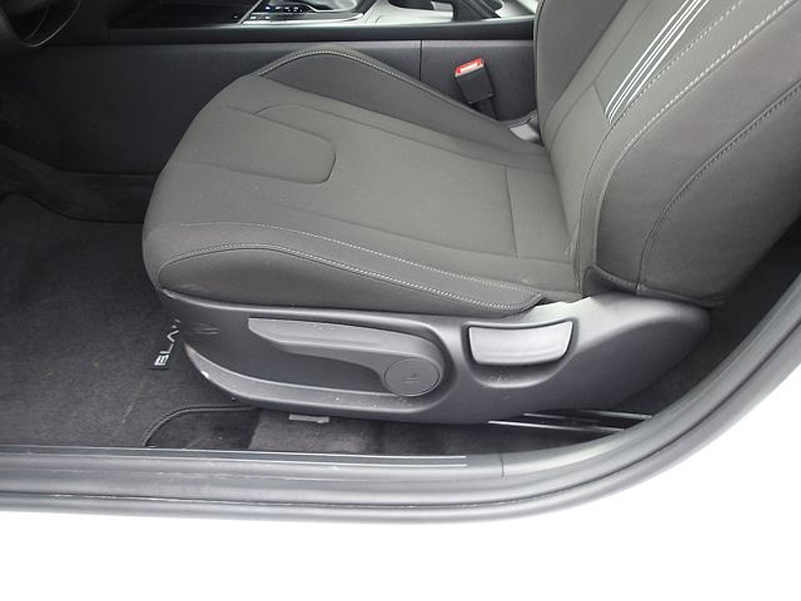 Used 2025 Hyundai Elantra Sport FWD image 11