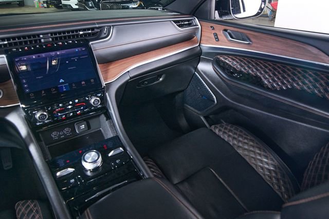 Used 2022 Jeep Grand Cherokee Summit w/ Luxury Tech Group V image 16