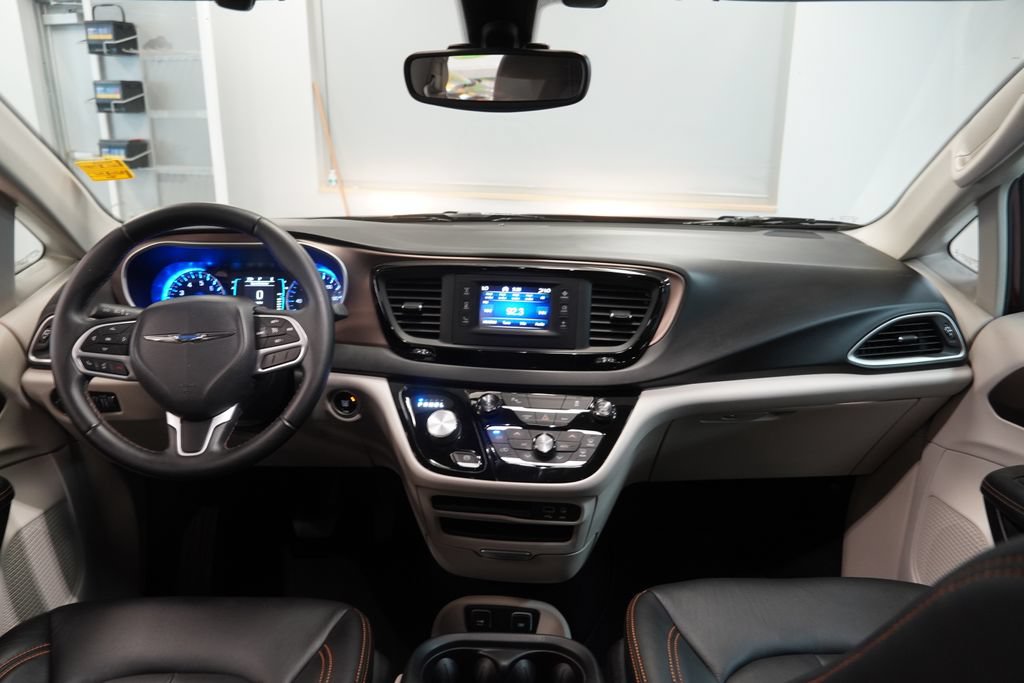 Used 2017 Chrysler Pacifica Touring-L FWD image 19