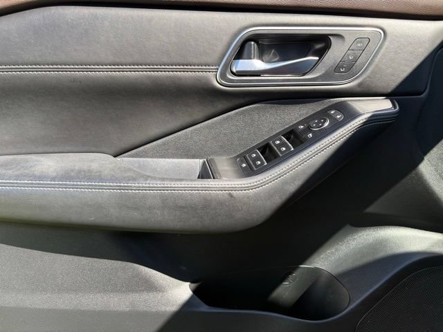 Used 2022 Nissan Rogue Platinum AWD/4WD image 23